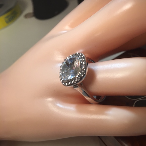 Stunning cushion cut clear ring - Picture 3 of 6